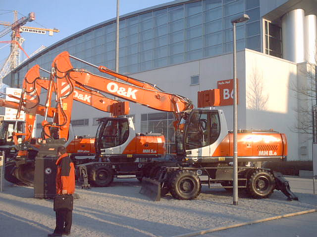 O&K MH 5.6 a MH 8.6 na Baumě 2004