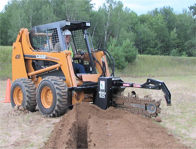 Case 435 s rýhovačem Bradco