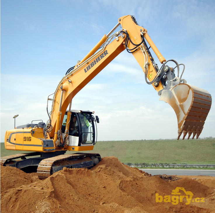 Pásové rypadlo Liebherr R 916 Advanced Litronic v pískovně Bratčice