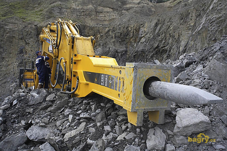 Kladivo Atlas Copco HB 10000 při montáži