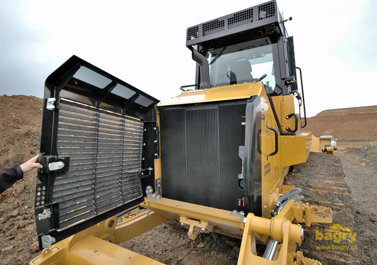 Caterpillar 973D - mohutné kombo chladičů pod zadní mříží