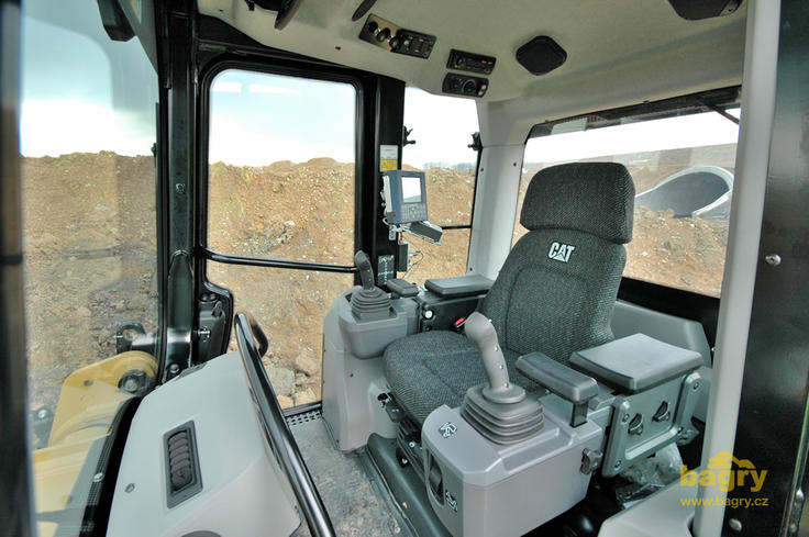 Pásový nakladač Caterpillar 973D - interiér