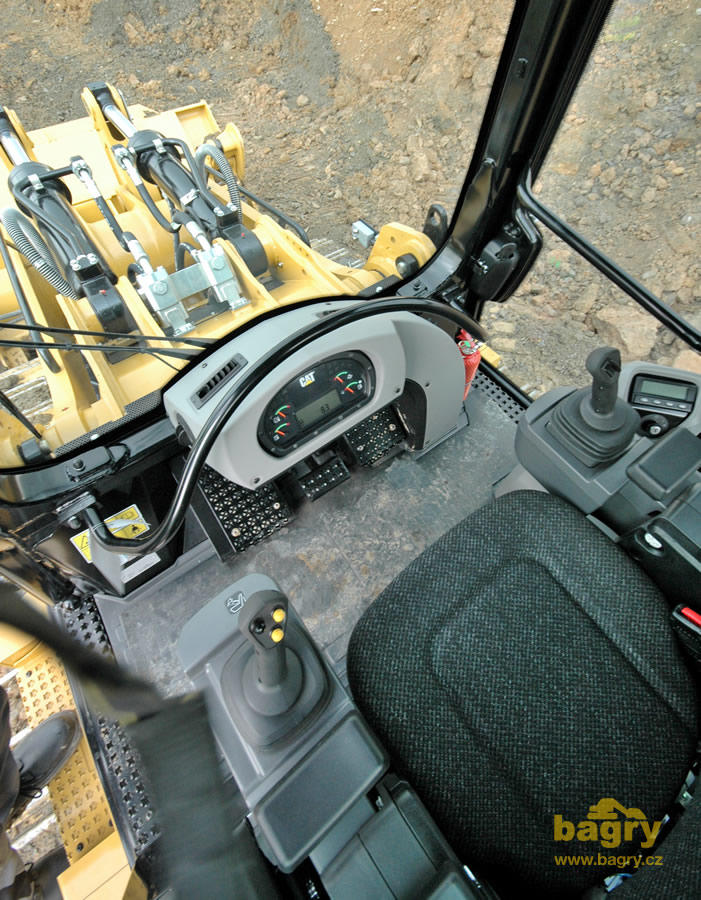 Pásový nakladač Caterpillar 973D - interiér