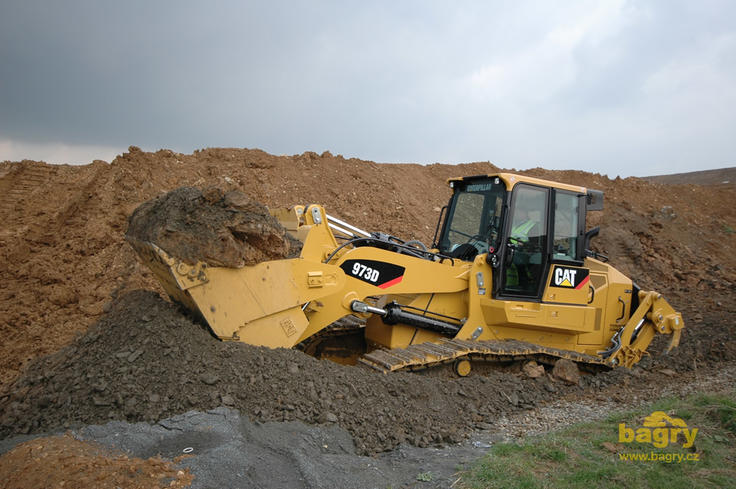 Pásový nakladač Caterpillar 973D se zahrabává do země