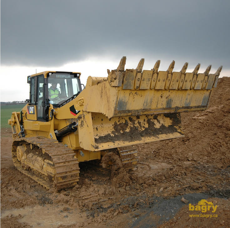 Pásový nakladač Caterpillar 973D společnosti Metrostav