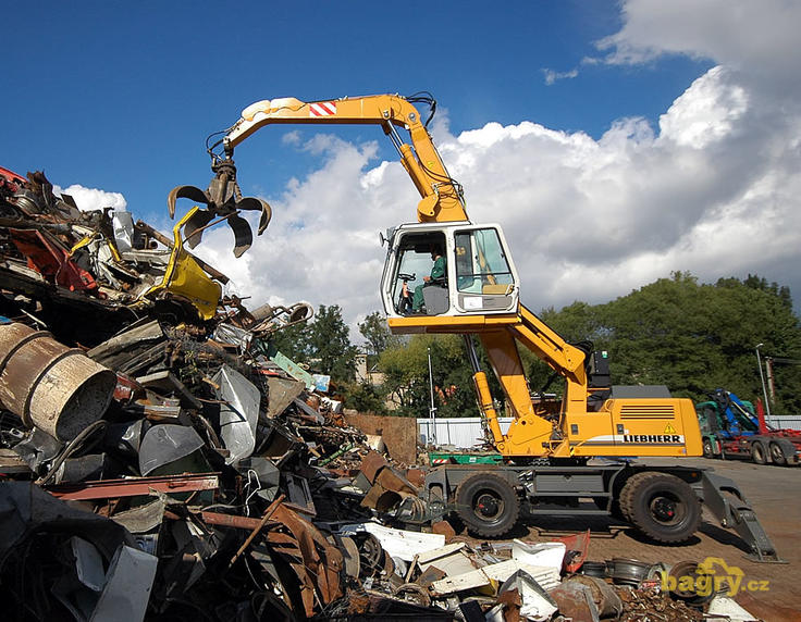 Liebherr A 904 Industrie v kovošrotu společnosti Barko s.r.o. v Zastávce u Brna