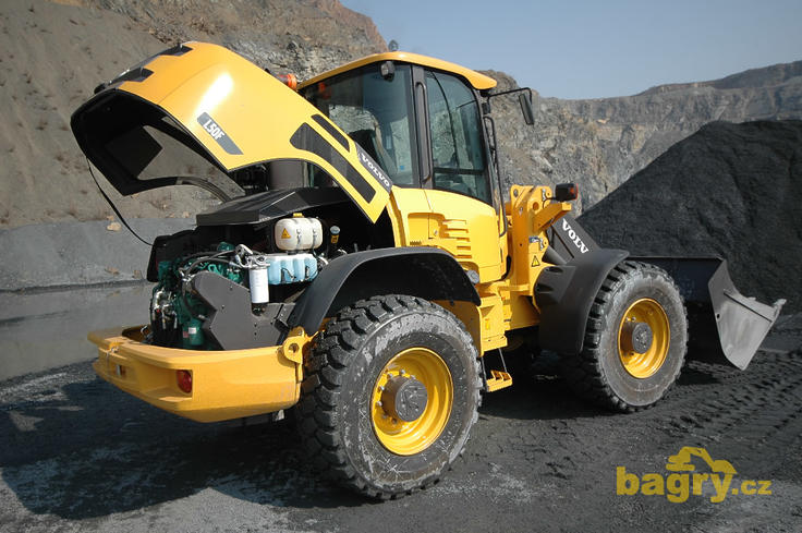 Nakladač Volvo L50F s otevřenou kapotou