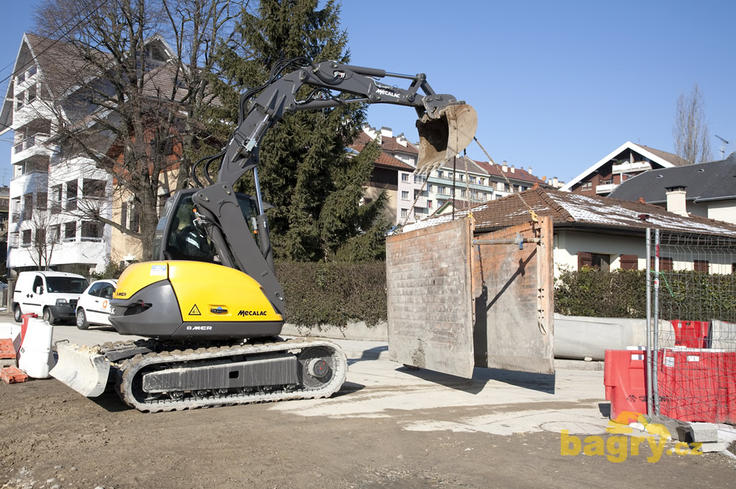 Mecalac 8 MCR jako rypadlo