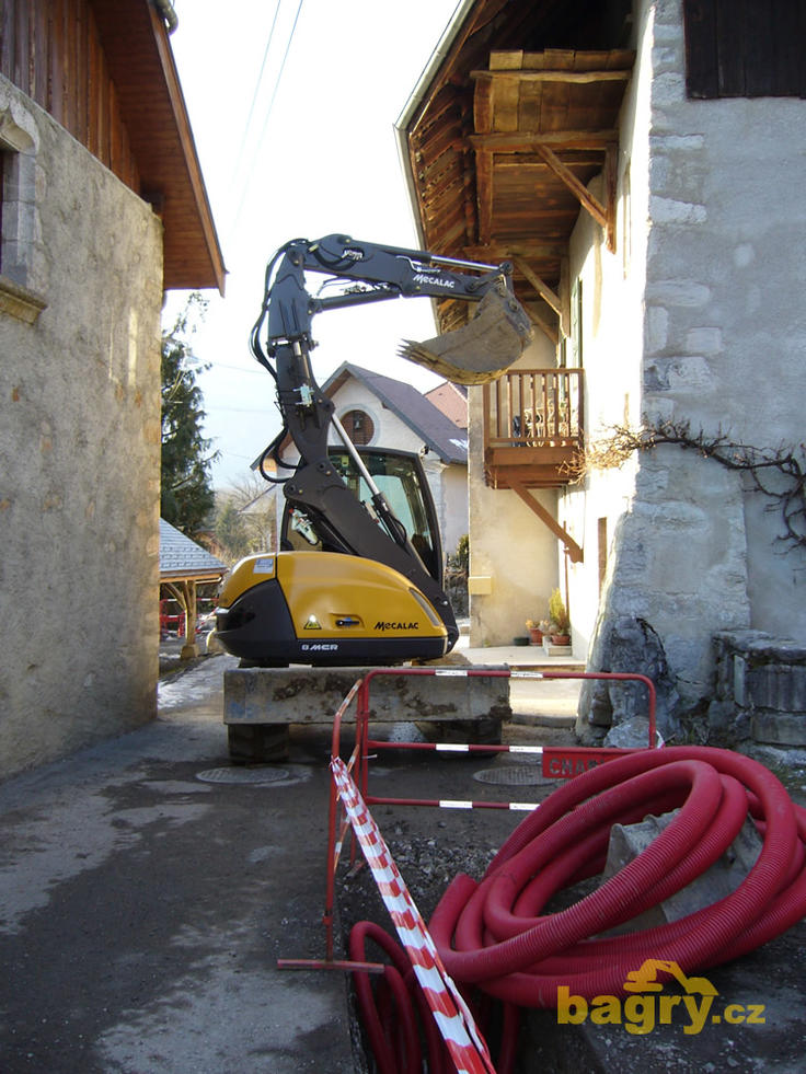 Mecalac 8 MCR má jako rypadlo velmi kompaktní rádius