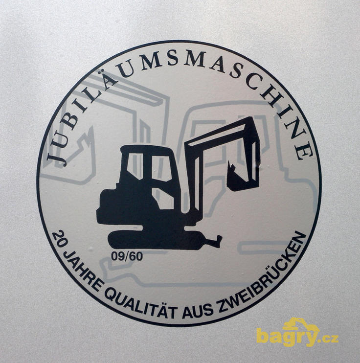 Detail samolepky na kapotě