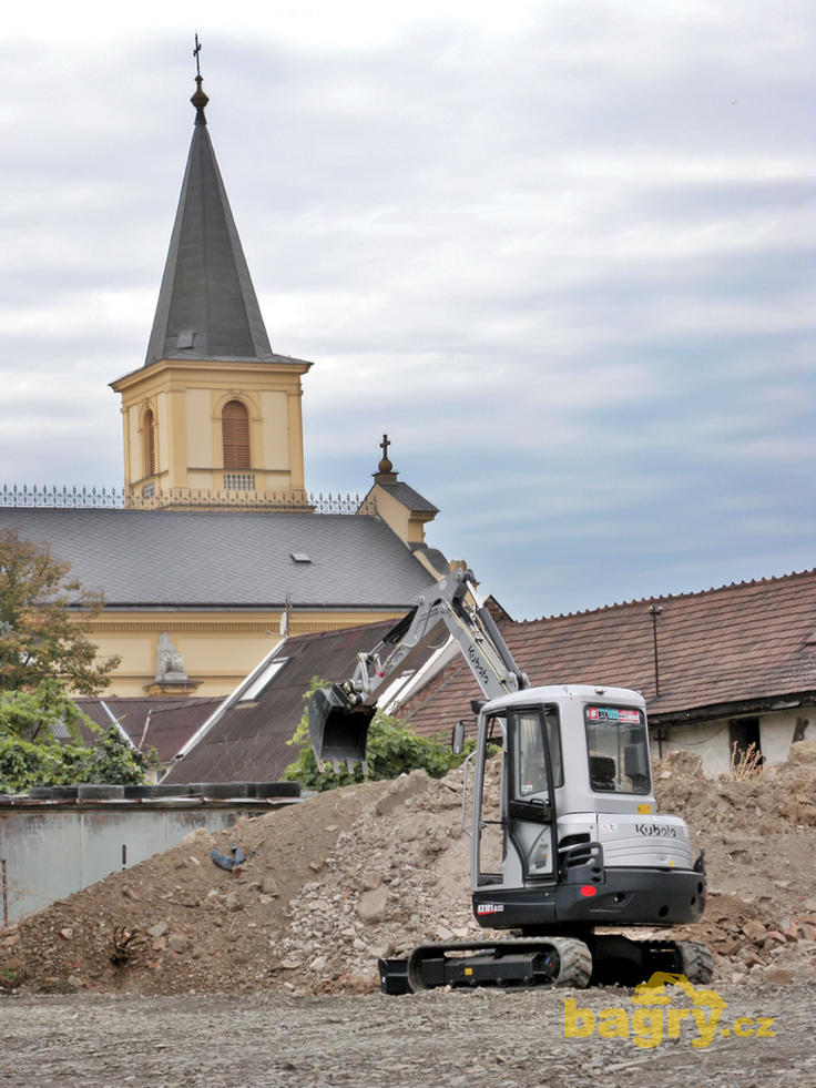 Kubota KX101-3α2 Silver na pozadí kostela sv. Urbana v Olomouci