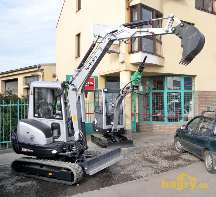 Kubota KX101-3α2 Silver společně s menší KX41-3V Silver