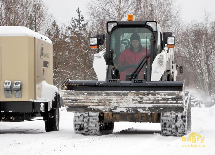 Bobcat T650 při přejezdu