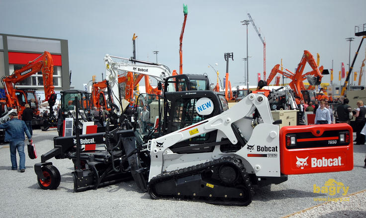 Bobcat T650 s grejdrem Bobcat Grader 96 na veletrhu Bauma 2010