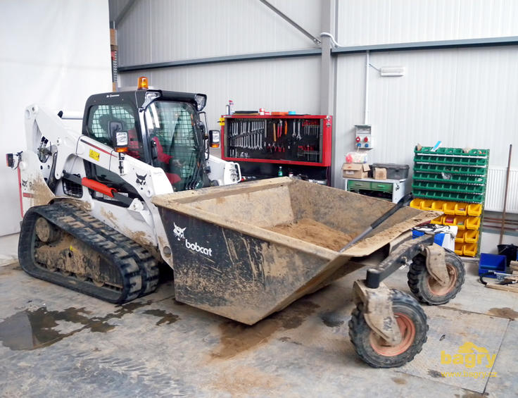 Bobcat T650 s přídavným zařízením Dumper