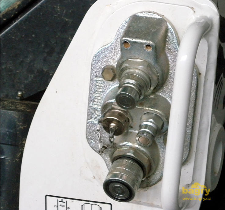 Kombo hydraulických rychlospojek přídavného okruhu