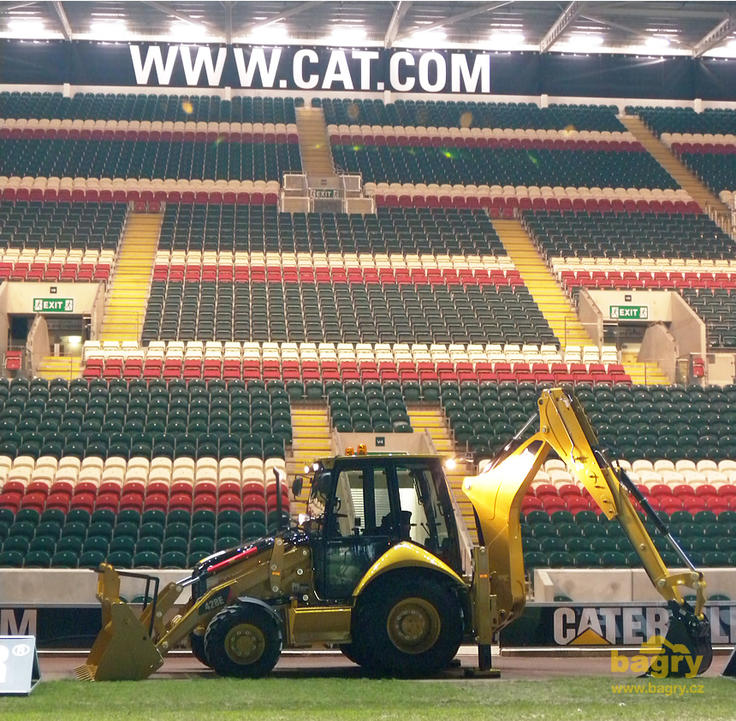 Caterpillar 428E na stadionu ragbyového klubu Leicester Tigers