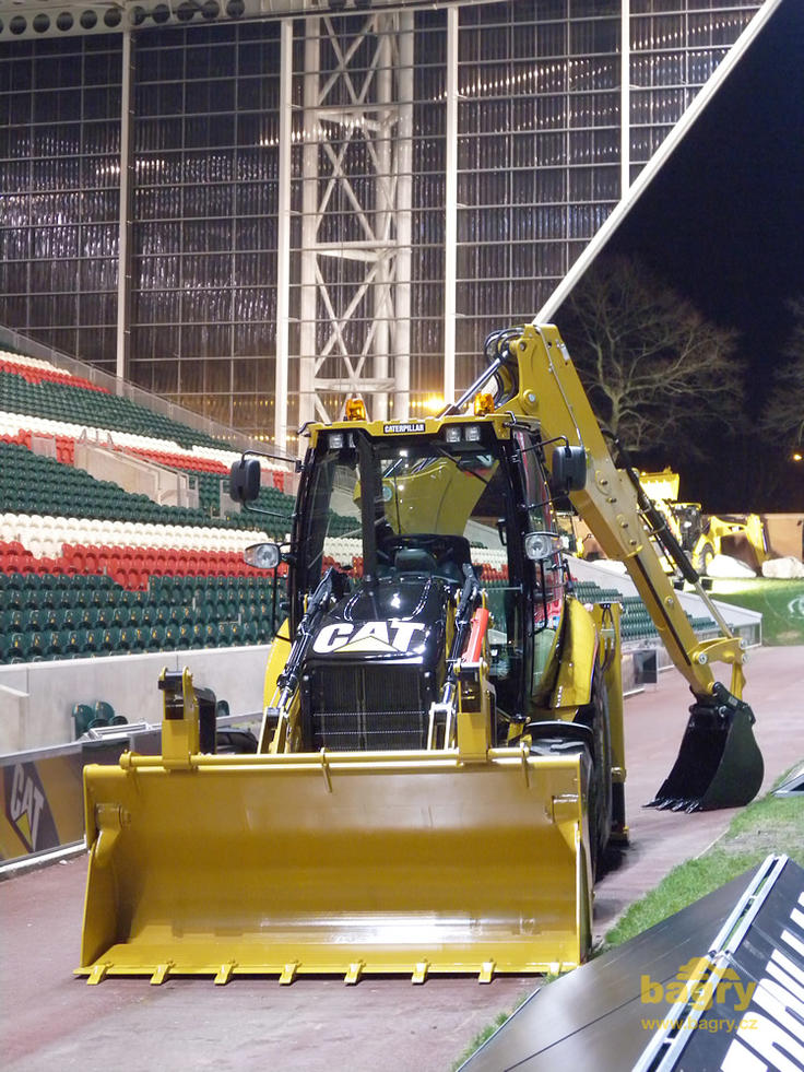 Caterpillar 428E na stadionu ragbyového klubu Leicester Tigers