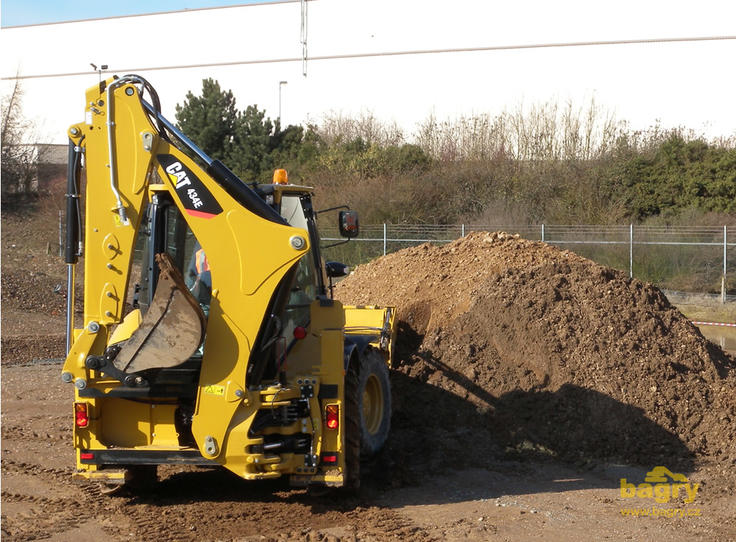 Caterpillar 434E na zkušebním polygonu v Leicesteru