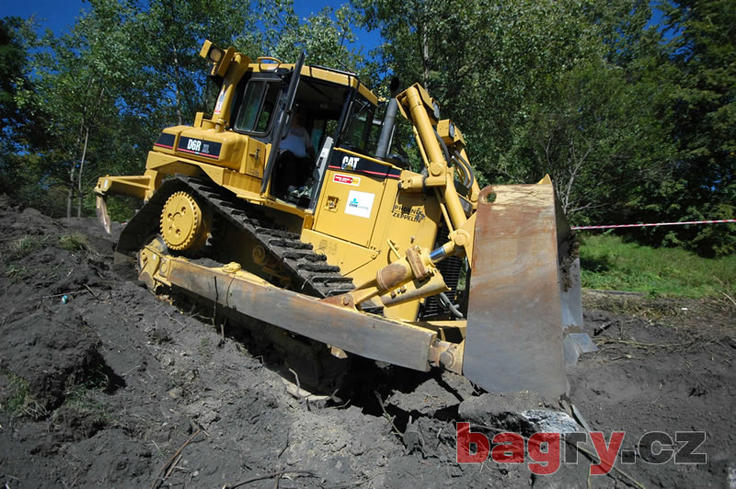 Dozer Caterpillar D6R XL řídí Zdeněk Linda