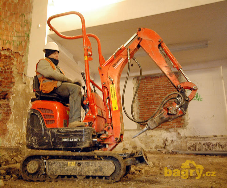 Mikrorypadlo Kubota K008-3 s kladivem z půjčovny Boels