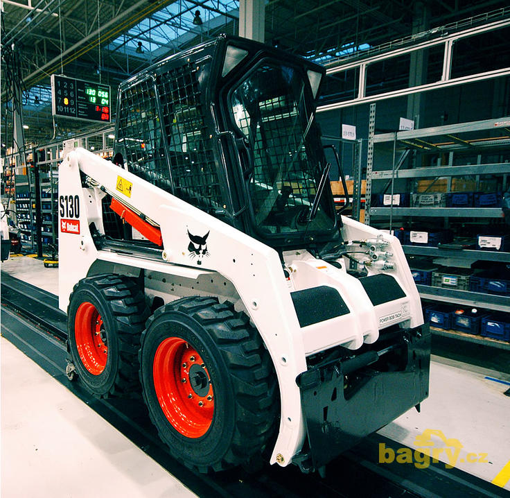 Hotový nakladač Bobcat S130 sjíždí z výrobní linky