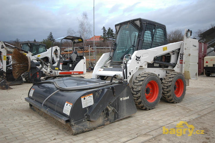 Smykem řízený nakladač Bobcat se zametačem a zásobníky kropení