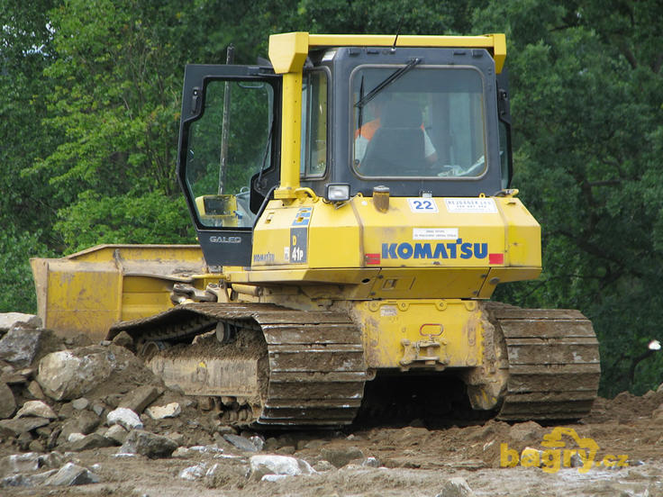 Dozer Komatsu 41P při urovnávání nové podkladní vrstvy