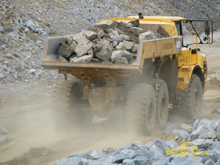 Kloubový dempr Volvo A30D při rozjezdu