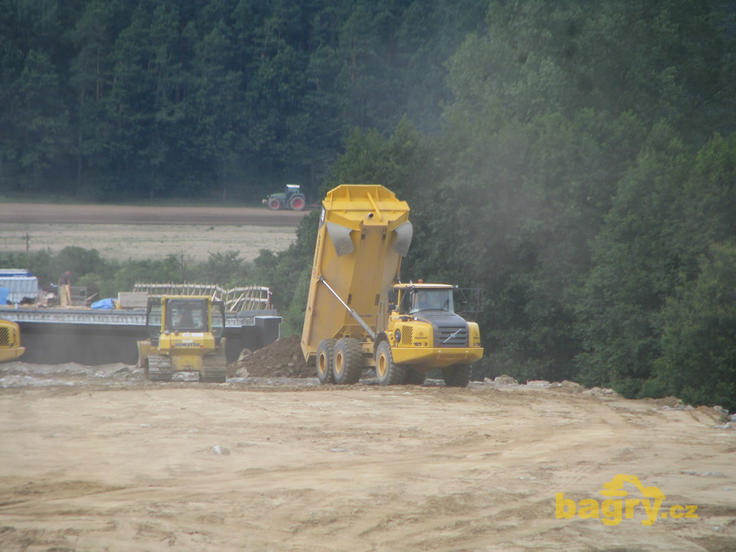 Kloubový dempr Volvo A30D při sklápění materiálu pro další podkladní vrstvu