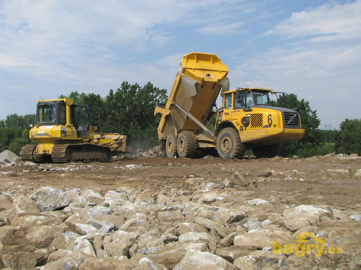Kloubový dempr Volvo A30D při sklápění materiálu pro další podkladní vrstvu