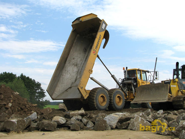 Kloubový dempr Volvo A30E při sklápění materiálu pro další podkladní vrstvu