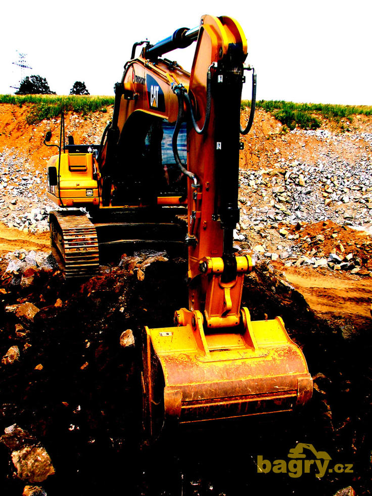 Pásové rypadlo Caterpillar 330D LN