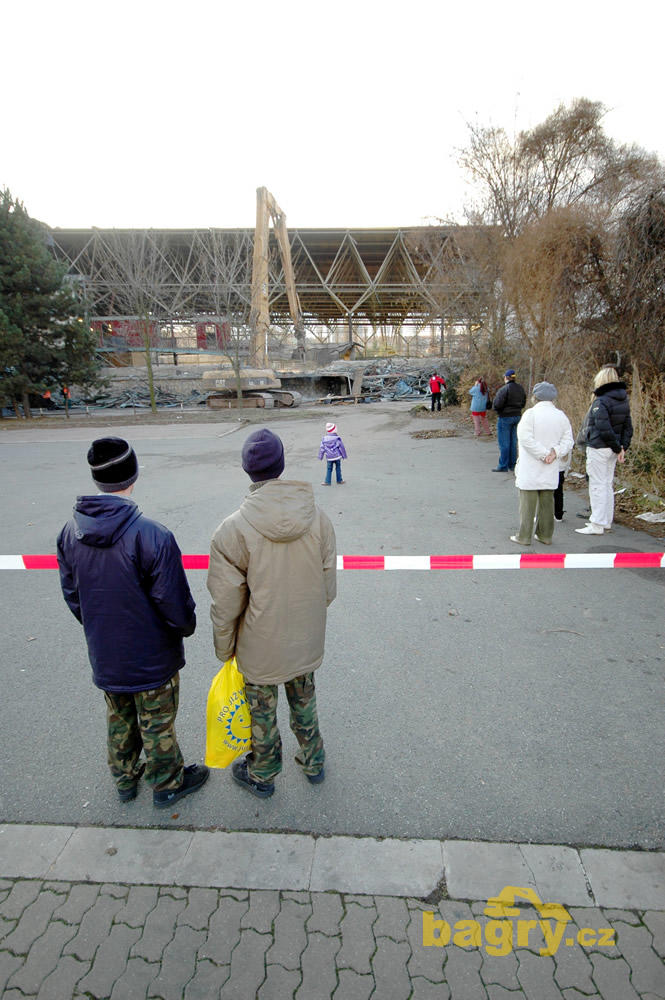Demolice přitahuje malé i velké diváky