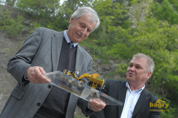 Generální ředitel společnosti Kámen Zbraslav Tomáš Nezbeda s modelem nakladače Caterpillar 980G a dempru 772