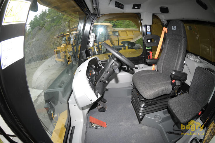 Interiér pevného dempru Caterpillar 773F