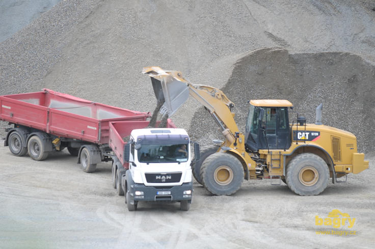 Kolový nakladač Caterpillar 972H nakládá vozidlo MAN