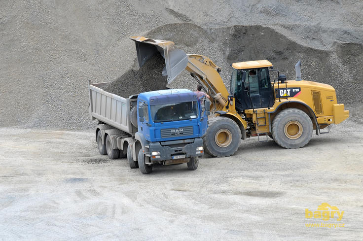 Kolový nakladač Caterpillar 972H nakládá vozidlo MAN
