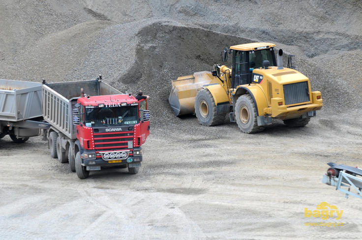 Kolový nakladač Caterpillar 972H nakládá vozidlo Scania firmy Teda