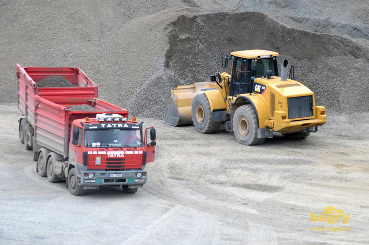 Kolový nakladač Caterpillar 972H nakládá vozidlo Tatra T-815