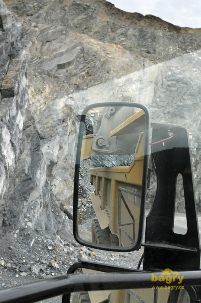 Kolový nakladač Caterpillar 988G - pohled do zpětného zrcátka