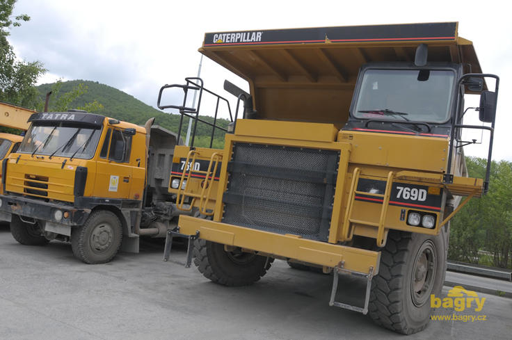 Nákladní vozidlo Tatra T-815 a pevný dempr Caterpillar 769D