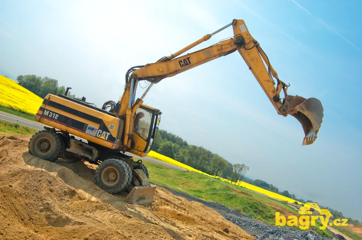 Kolové rypadlo Caterpillar M 318 slovenské firmy HRT