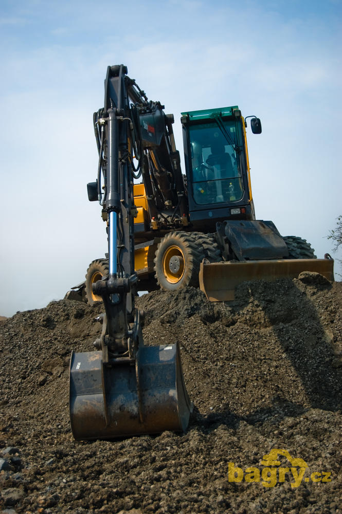 Kolové rypadlo Volvo EW 160C - Stavby, Stavebniny u Komarna