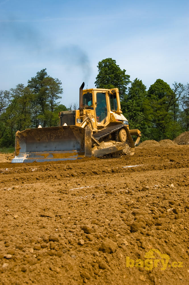 Pásový dozer Caterpillar D5H XL - Skanska