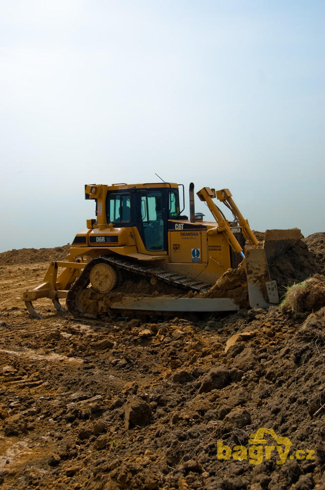 Pásový dozer Caterpillar D6R XL - Skanska
