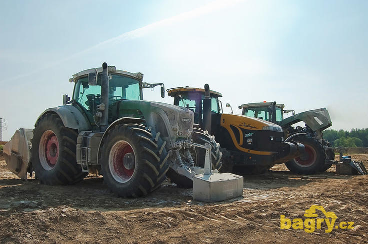 Traktory Fendt 936 Vario a Caterpillar Challenger MT 875B - Milata