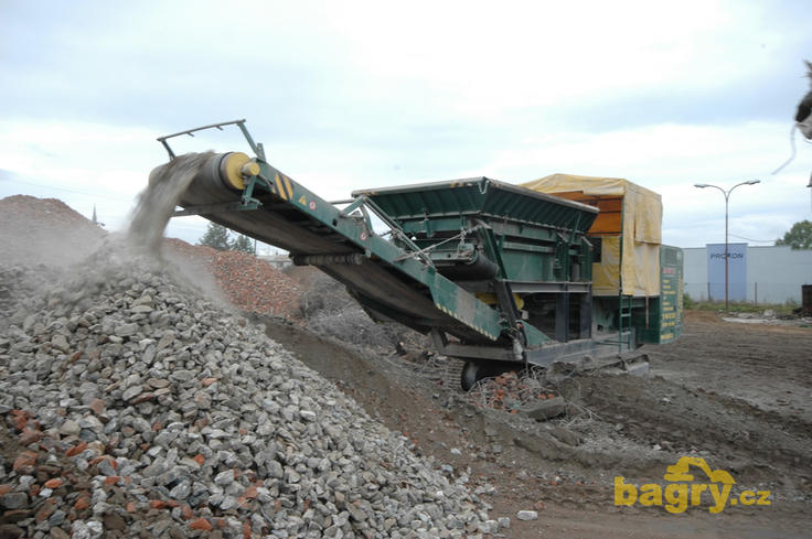 Mobilní drtící jednotka Resta DCJ 900x600 s magnetickým separátorem Wamag firmy Bauset CZ