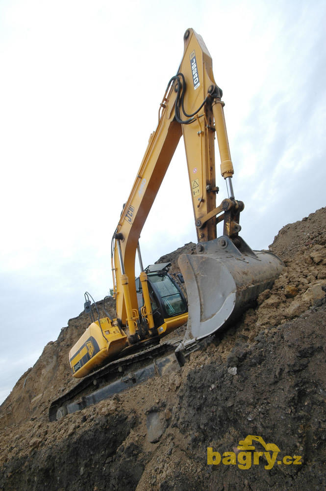 Pásové rypadlo JCB JS240 NC firmy NAD Končice