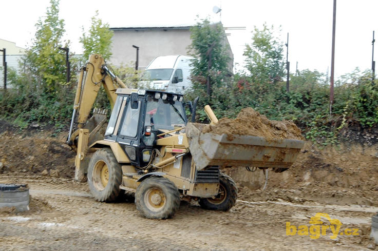 Rypadlonakladač Caterpillar 428B firmy Silnice Čáslav
